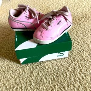 Little girls Pumas
